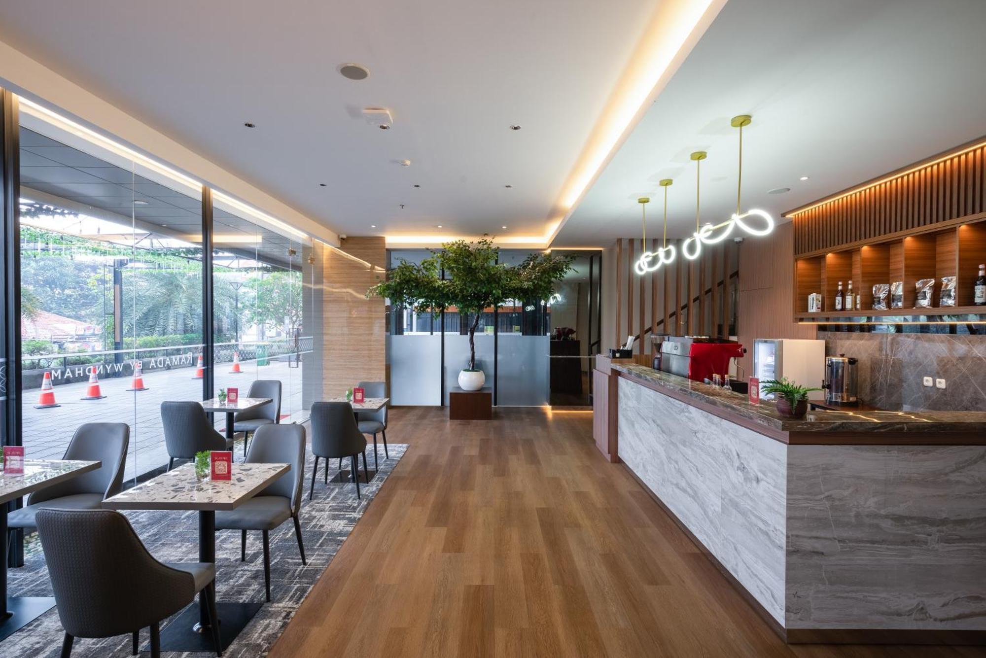 Sahid Serpong Bagian luar foto